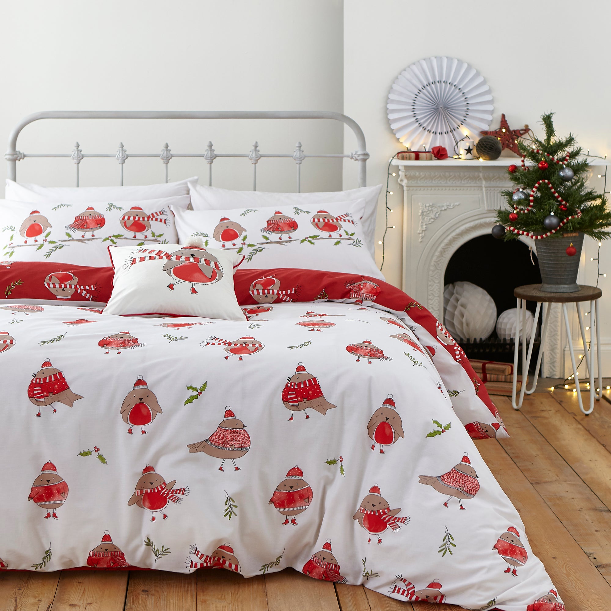 Catherine Lansfield Robins Red Duvet Cover And Pillowcase Set White