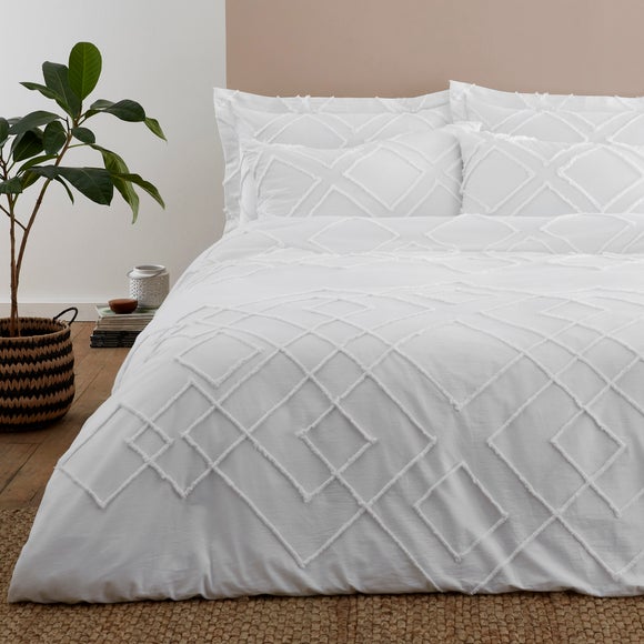 white tufted duvet cover        
        <figure class=