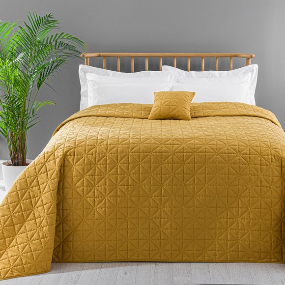 yellow bed coverlet