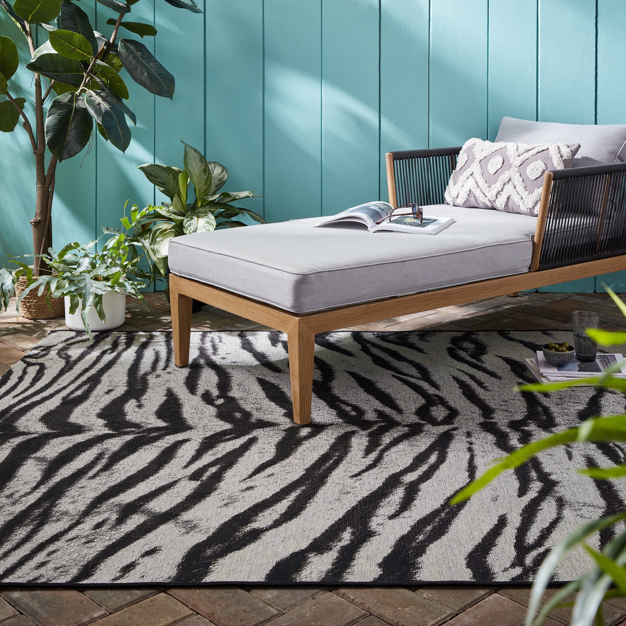 Saber Tiger Print Indoor Outdoor Rug Black And White