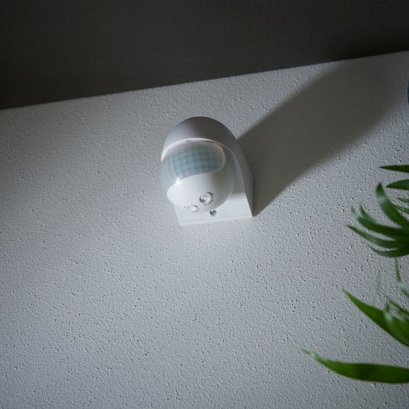 Pir sensor store light