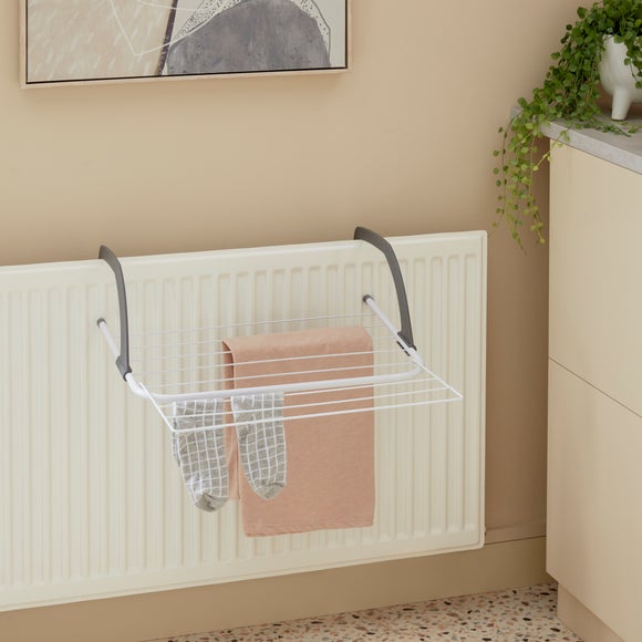 Clothes rack for outlet radiator