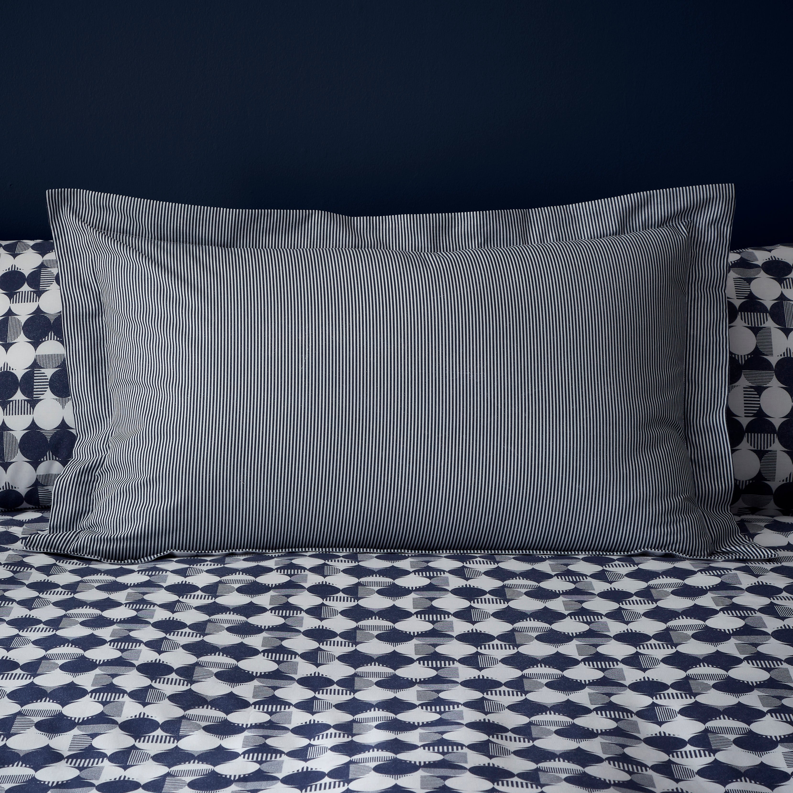 Elements Cove Blue Oxford Pillowcase Bluewhite