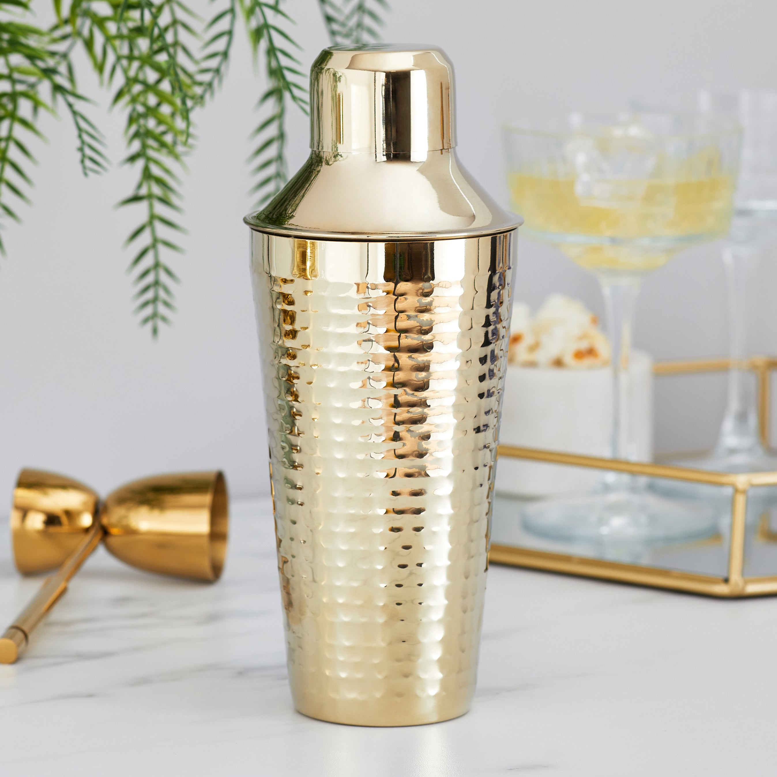 kalender Havslug Konsultere Gold Hammered Cocktail Shaker | Dunelm