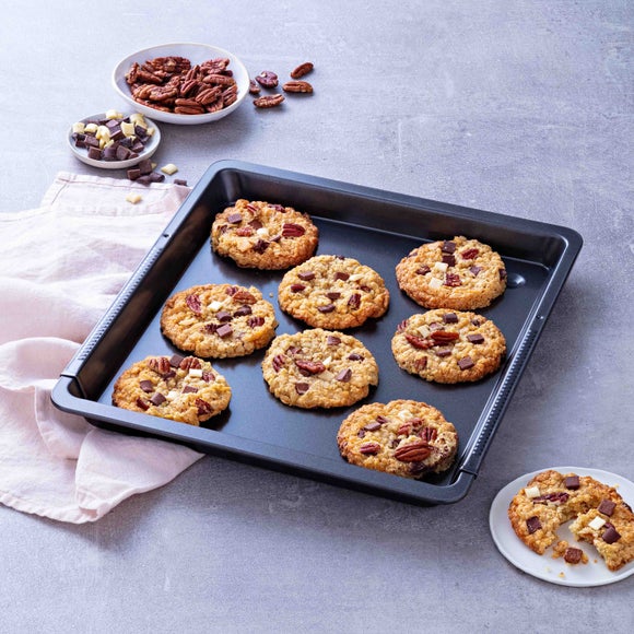 Extendable baking outlet tray