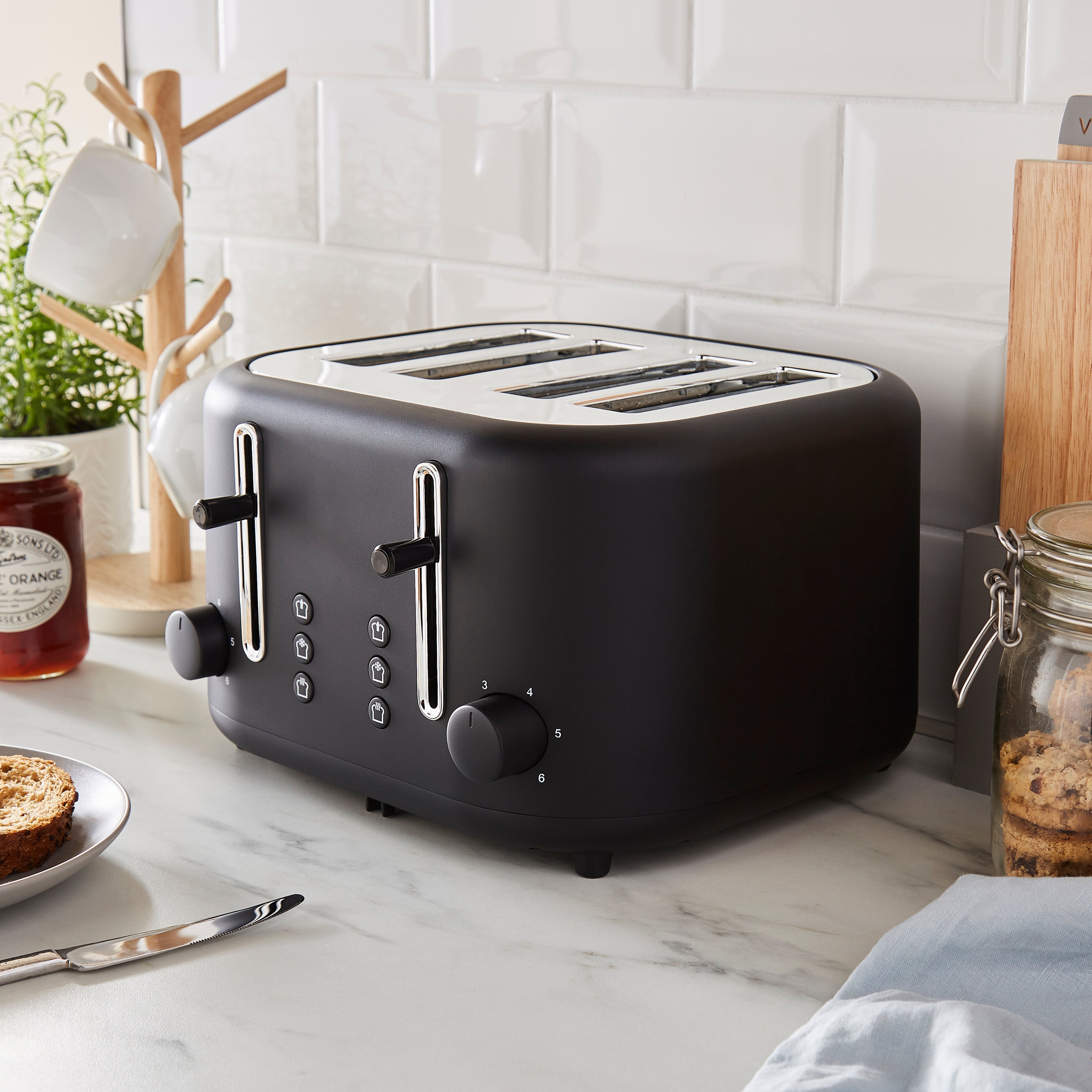 Metro Matt 4 Slice Toaster Black