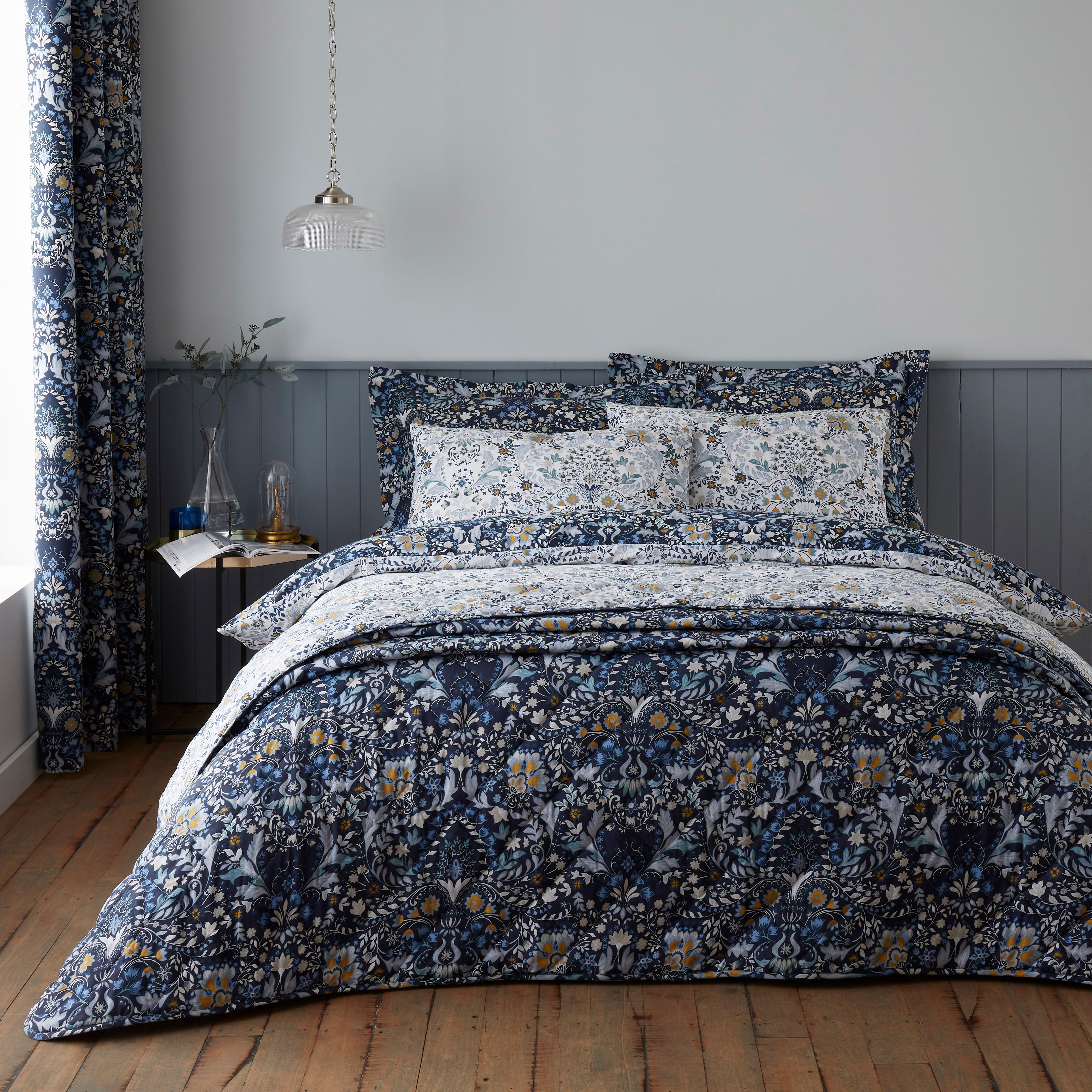 Hardwick Blue Bedspread Bluewhitegold