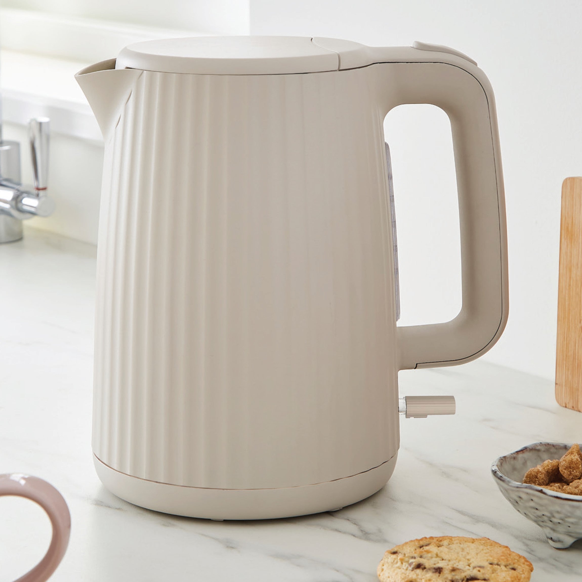 Textured Ribbed Plastic Kettle 17l Off White