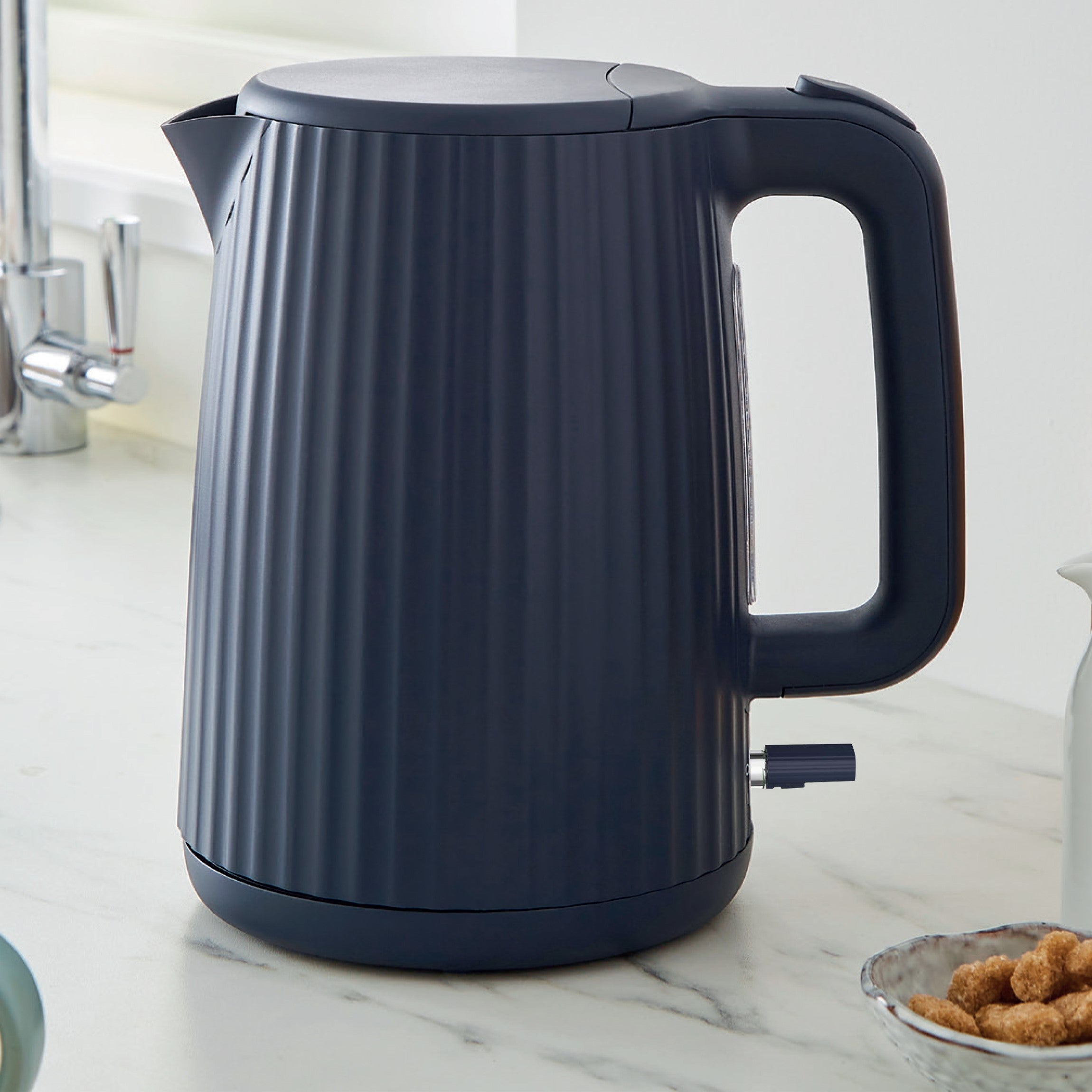 Textured Ribbed Plastic Kettle 17l Blue