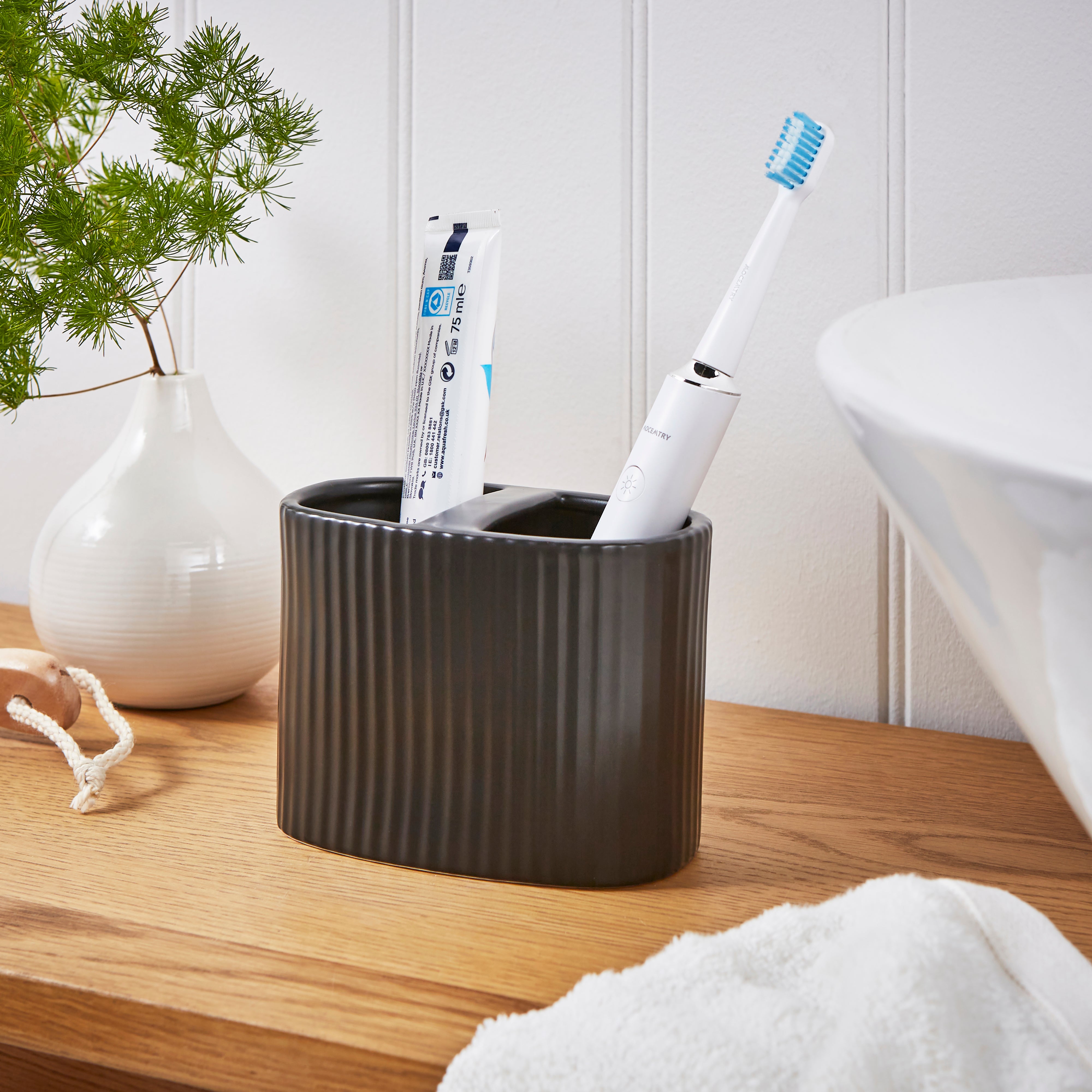 Ribbed Electric Toothbrush Holder