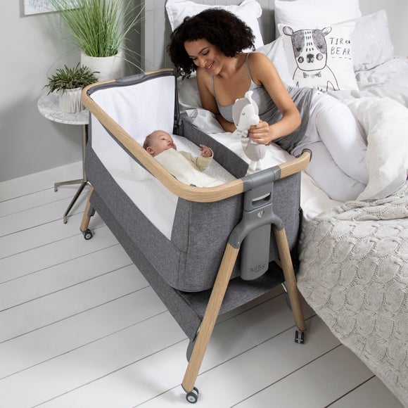 Tutti Bambini CoZee® Air Extra ademend Next To Me wieg & vrijstaand babybedje - babywip met luxe luchtstroommatras, gemakkelijk opvouwbaar babybed, reiswieg met matras (0-6 maanden) - eiken/houtskool