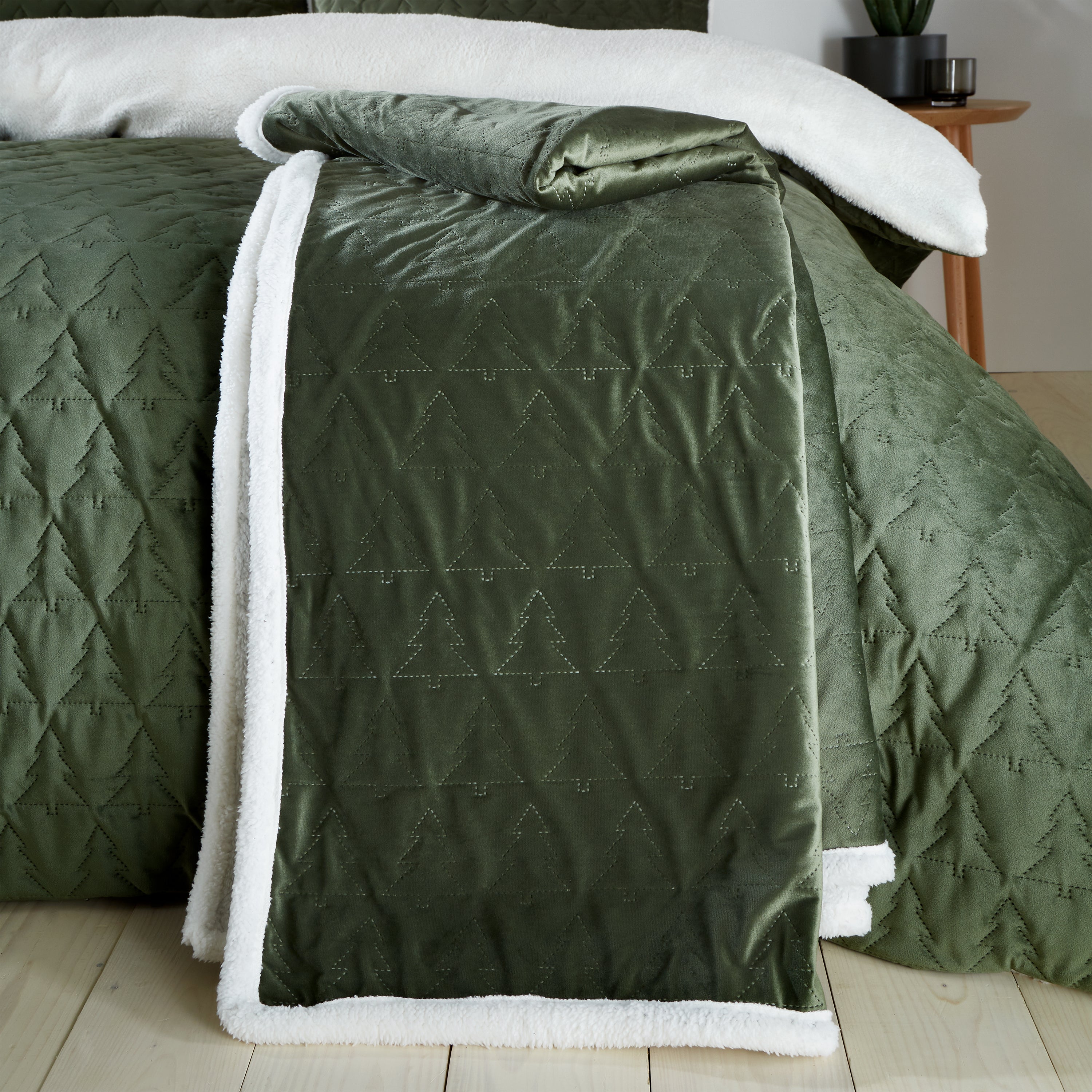 Catherine Lansfield Cosy Soft Christmas Tree Blanket Throw 180cm X 200cm Green