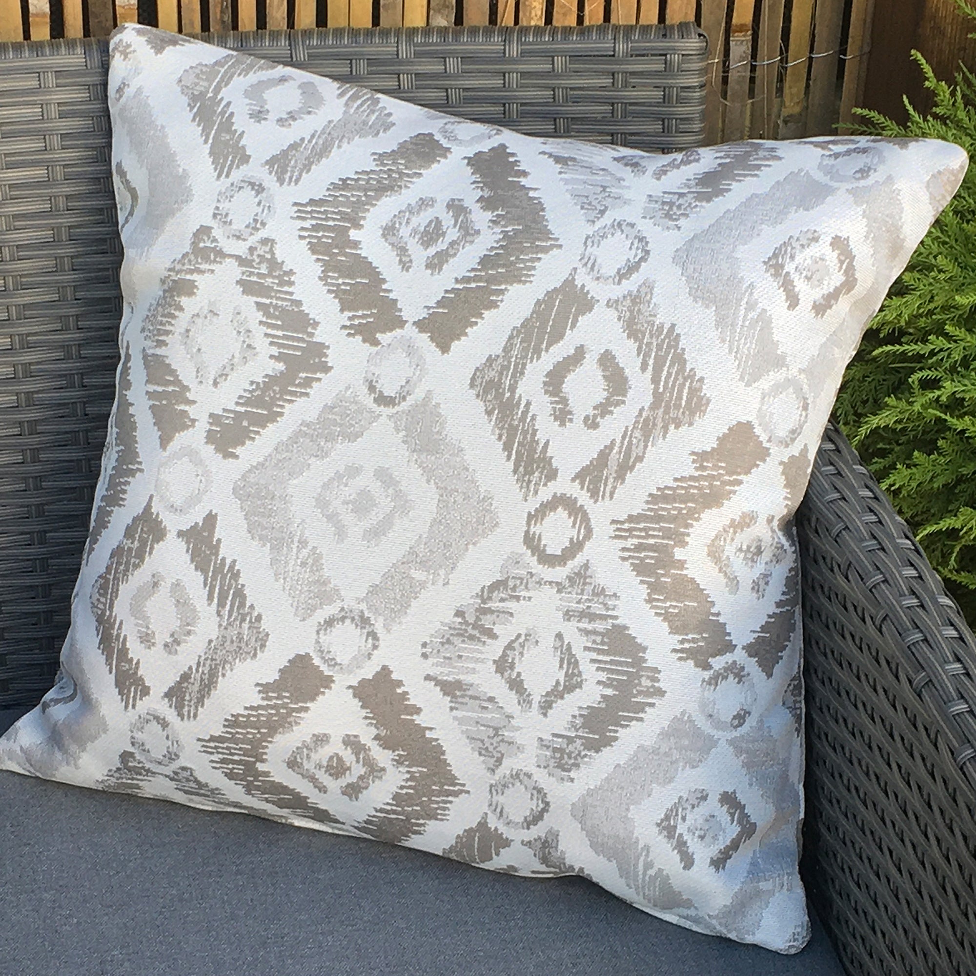 Set of 2 Patterned Scatter Outdoor Cushions