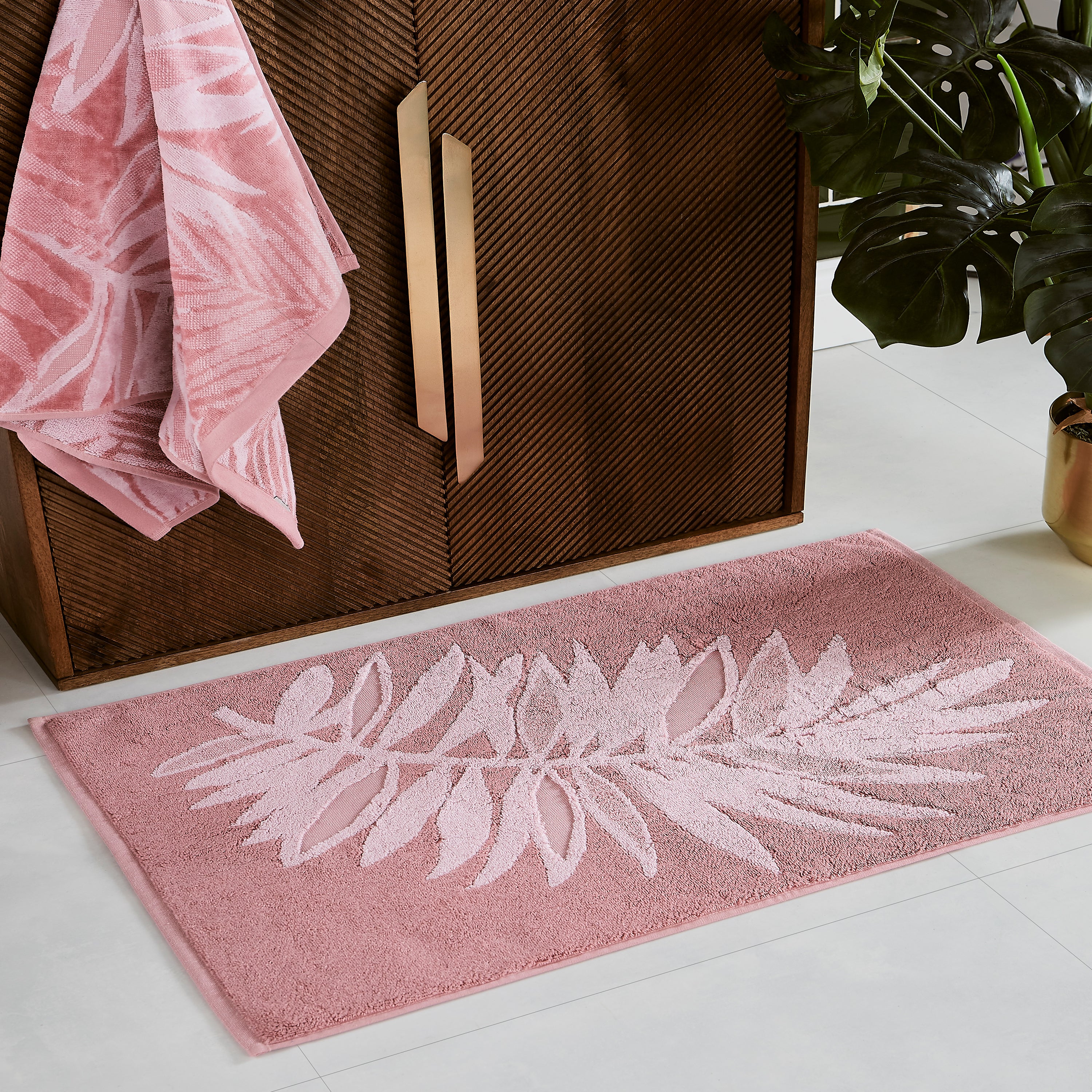 Catherine Lansfield La Palmera Bath Mat Pink