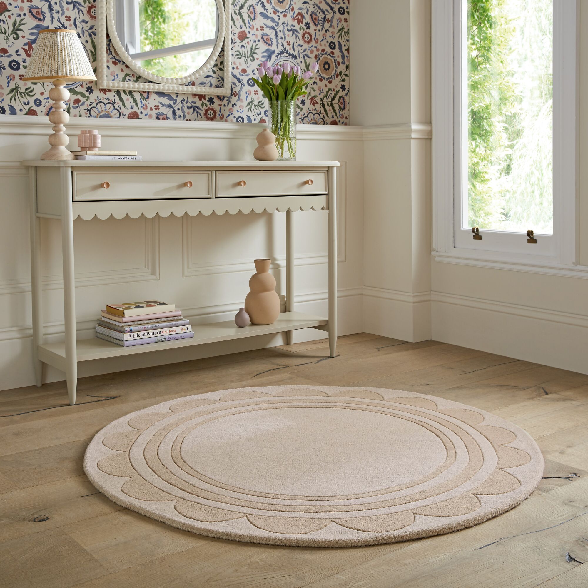 Lois Scallop Border Wool Circle Rug Natural