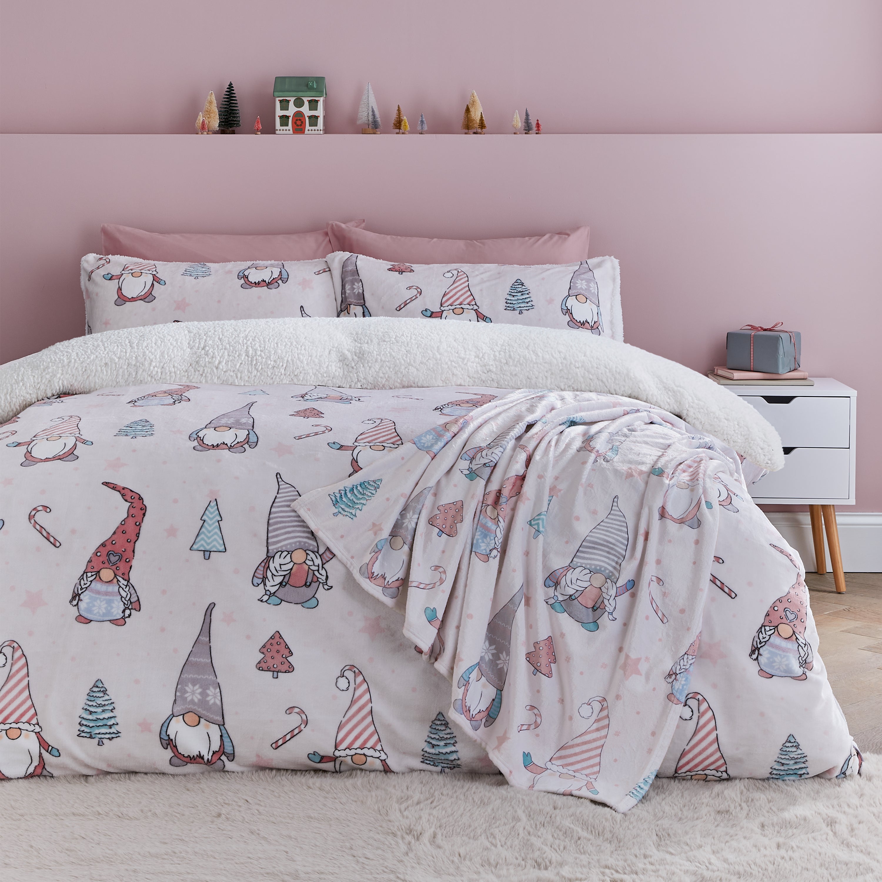 Catherine Lansfield Festive Gnomes Fleece Duvet Cover And Pillowcase Set Pink