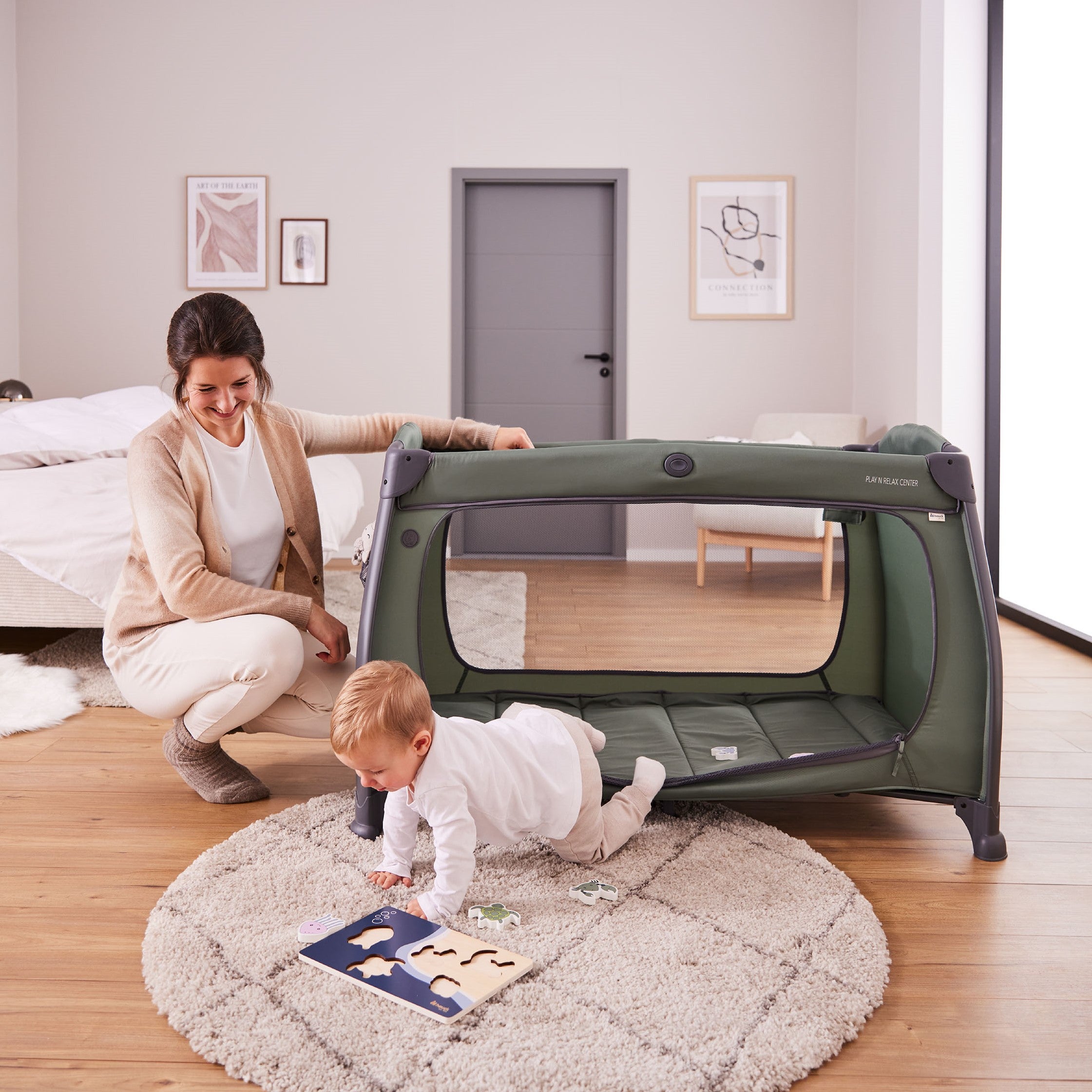 hauck Play 'n Relax Center Travel Cot Green