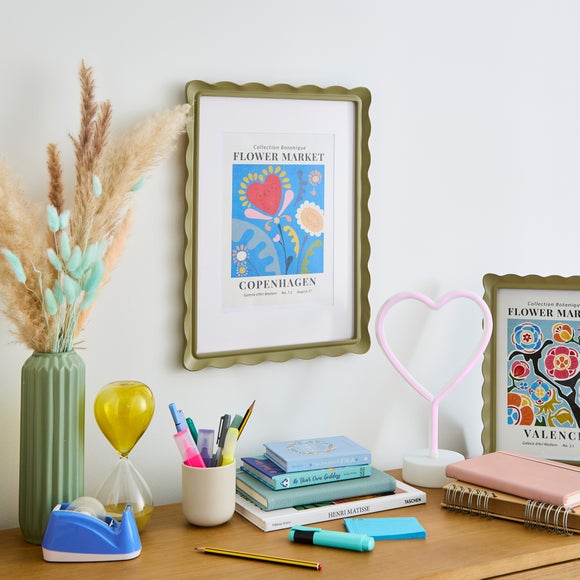Scalloped Photo Frame