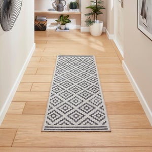Coral Diamond Runner