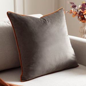 Furn. Square Cushion