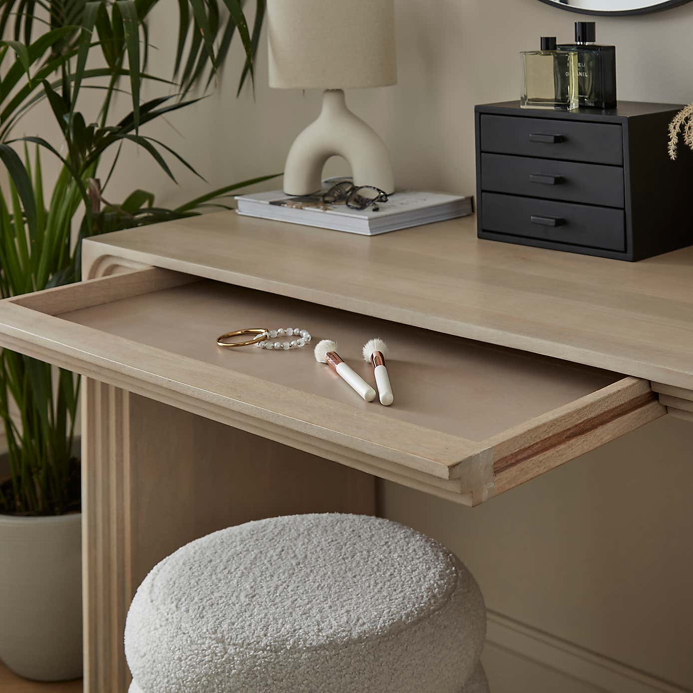 Carousel zoom image position 3 of 7