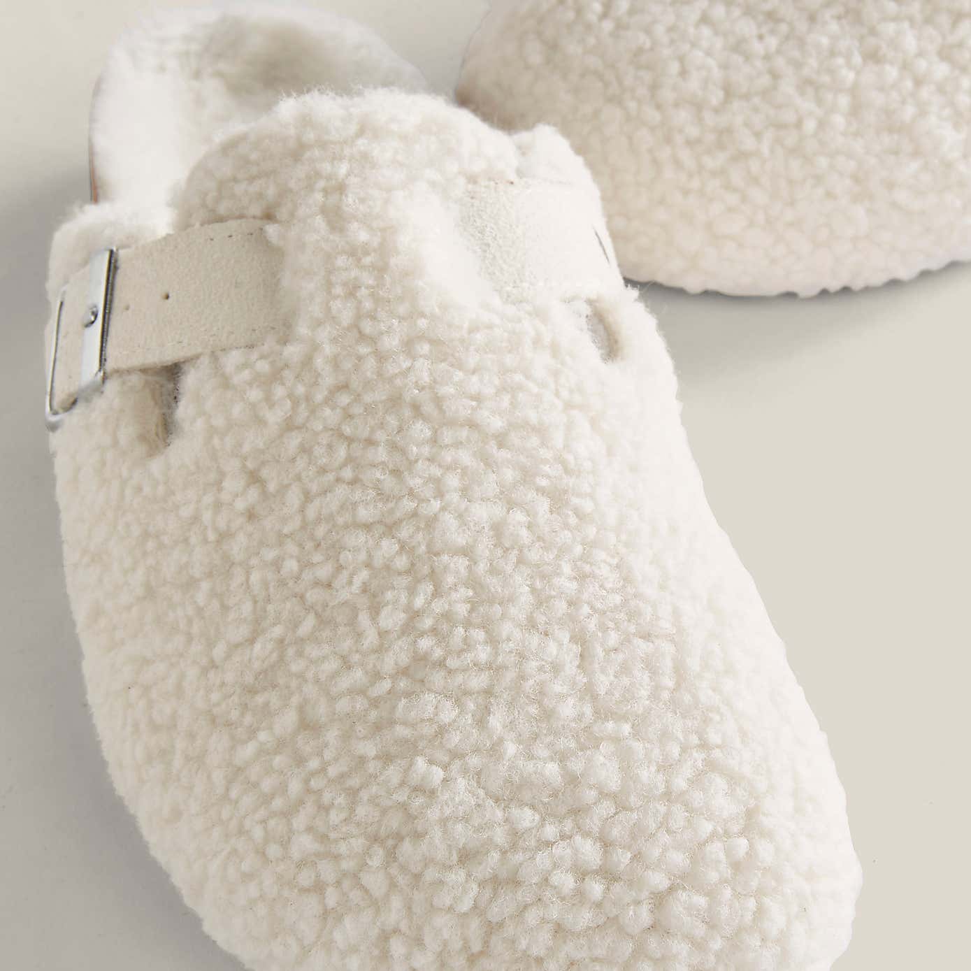 Carousel zoom image position 2 of 3