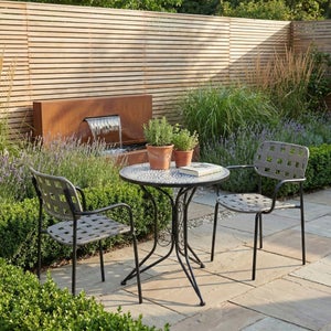 Summer Terrace Atlanta Round Bistro Table With 2 Karin Chairs
