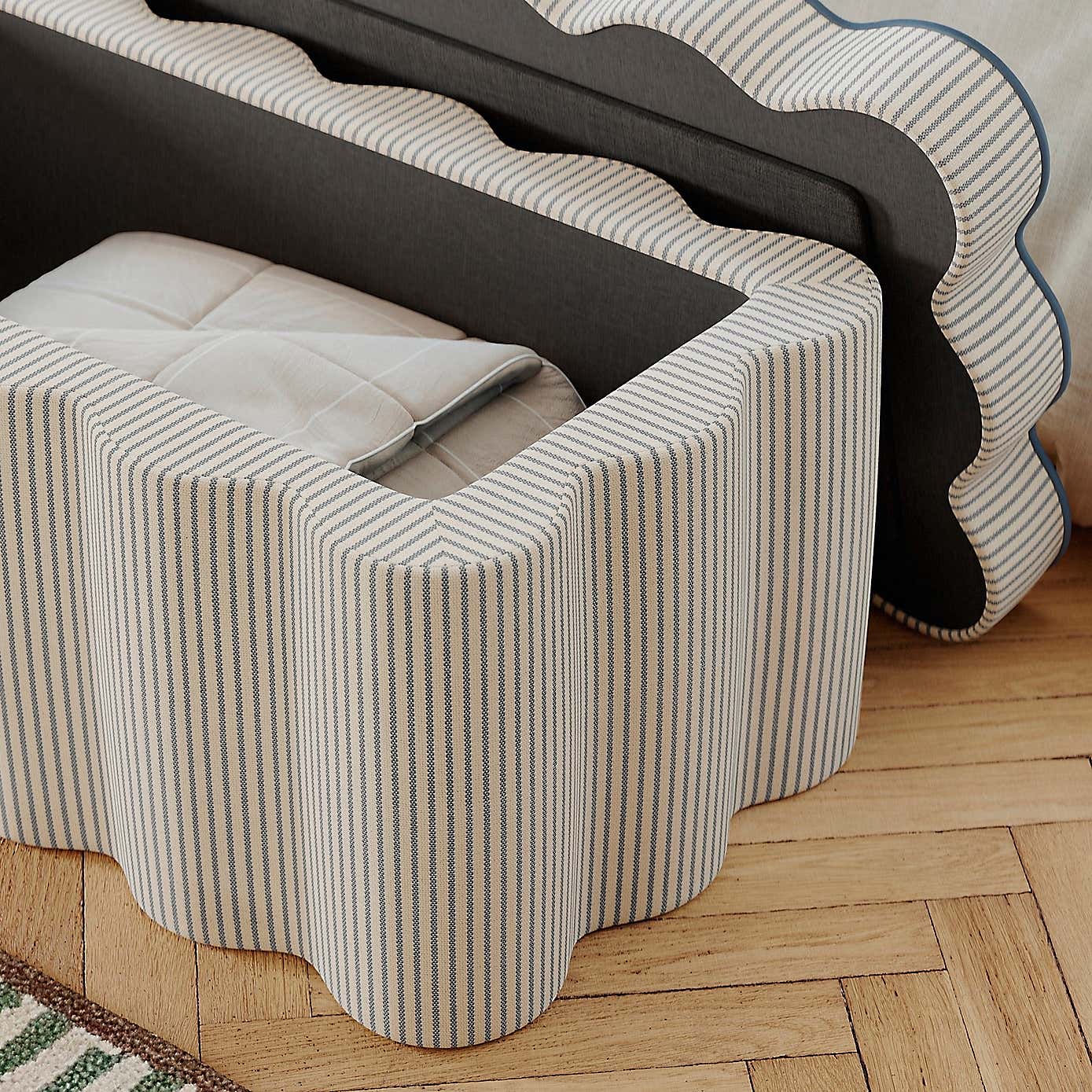 Carousel zoom image position 3 of 8