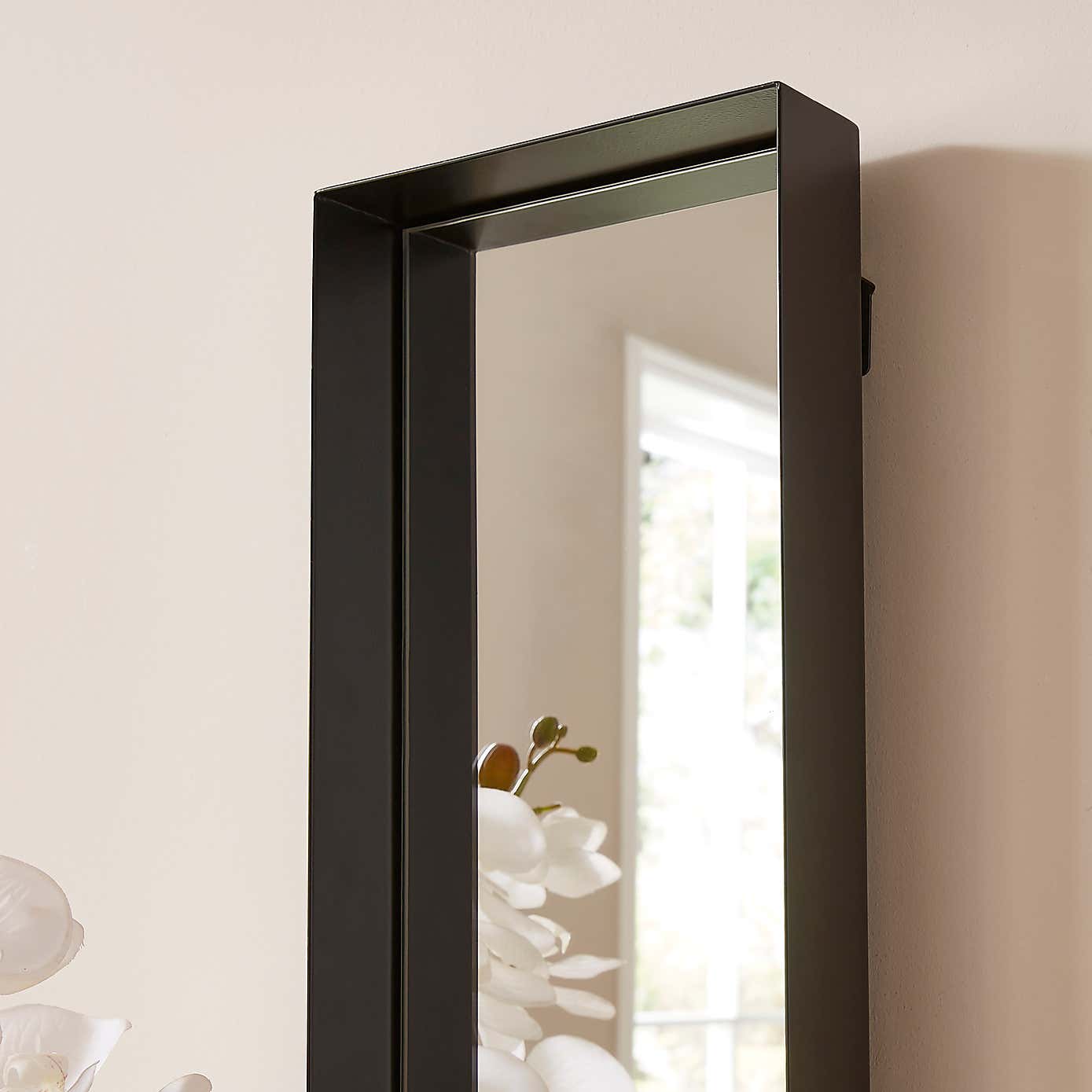 Carousel zoom image position 2 of 3