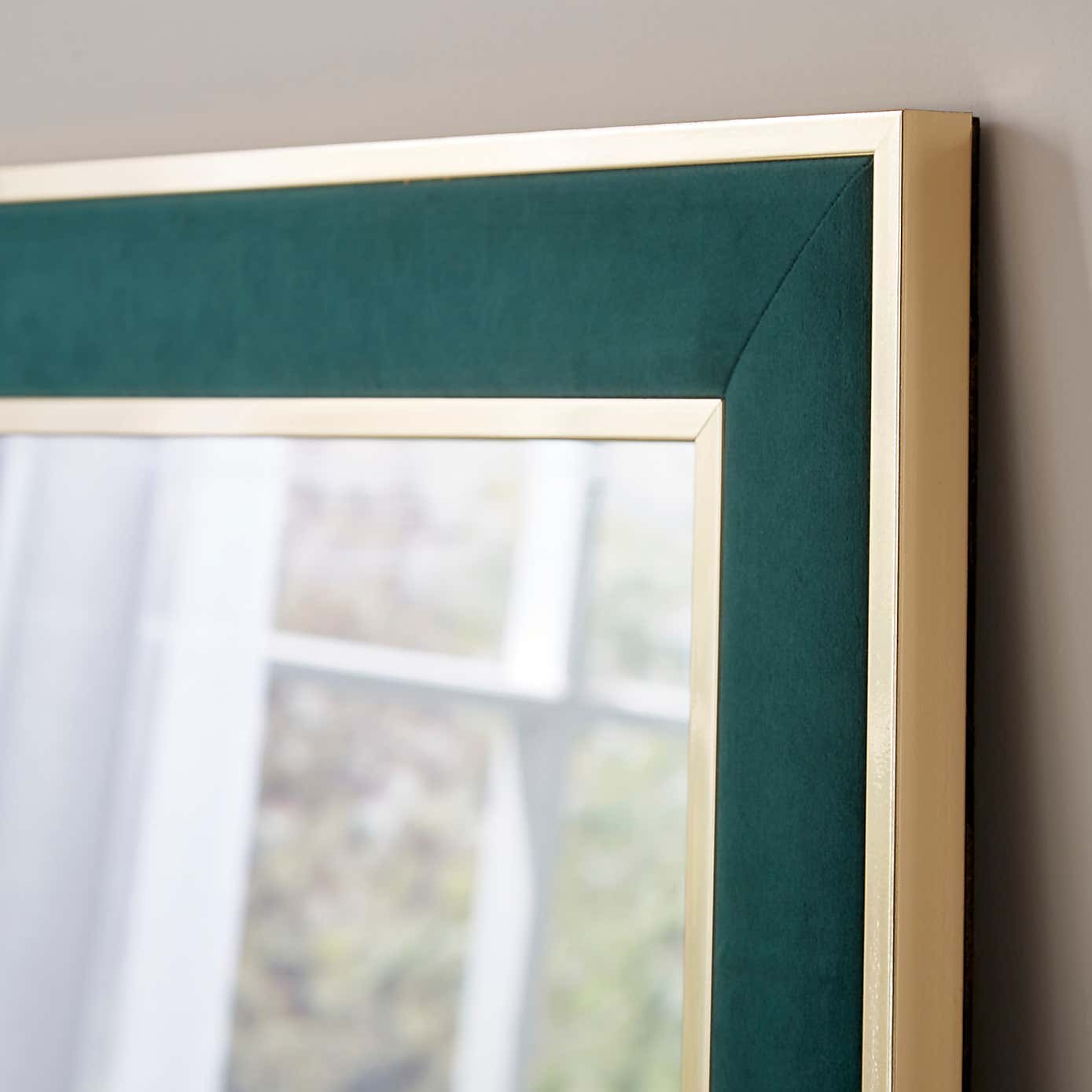 Carousel zoom image position 2 of 3