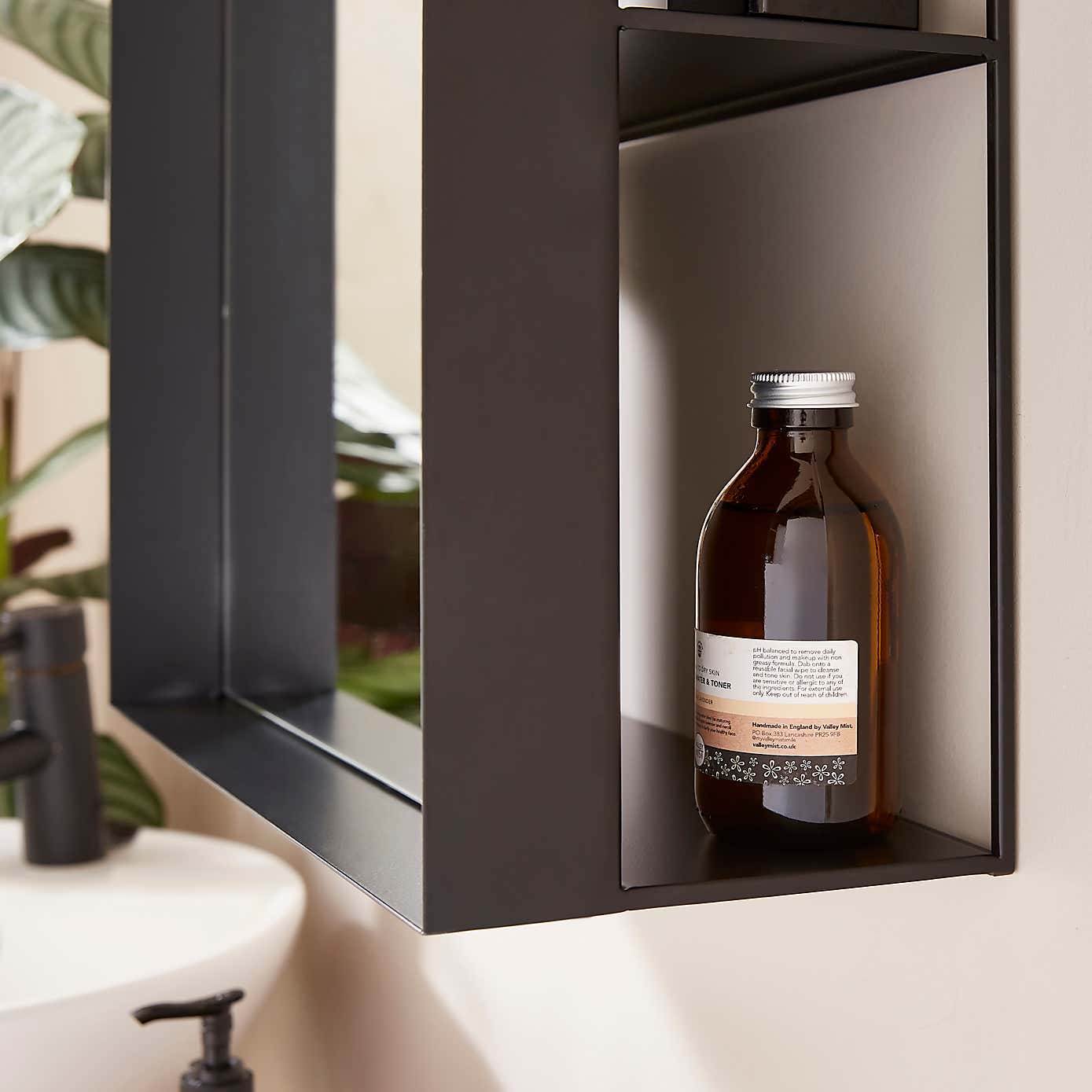 Carousel zoom image position 2 of 4