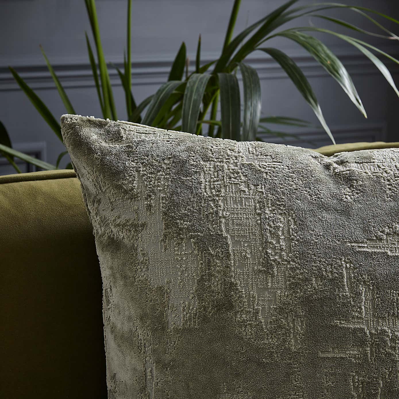 Carousel zoom image position 2 of 4