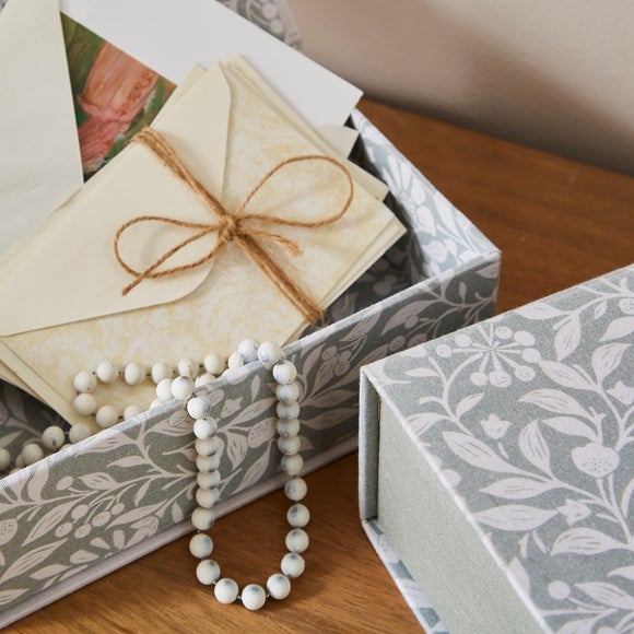 Carousel navigation image position 2 of 3