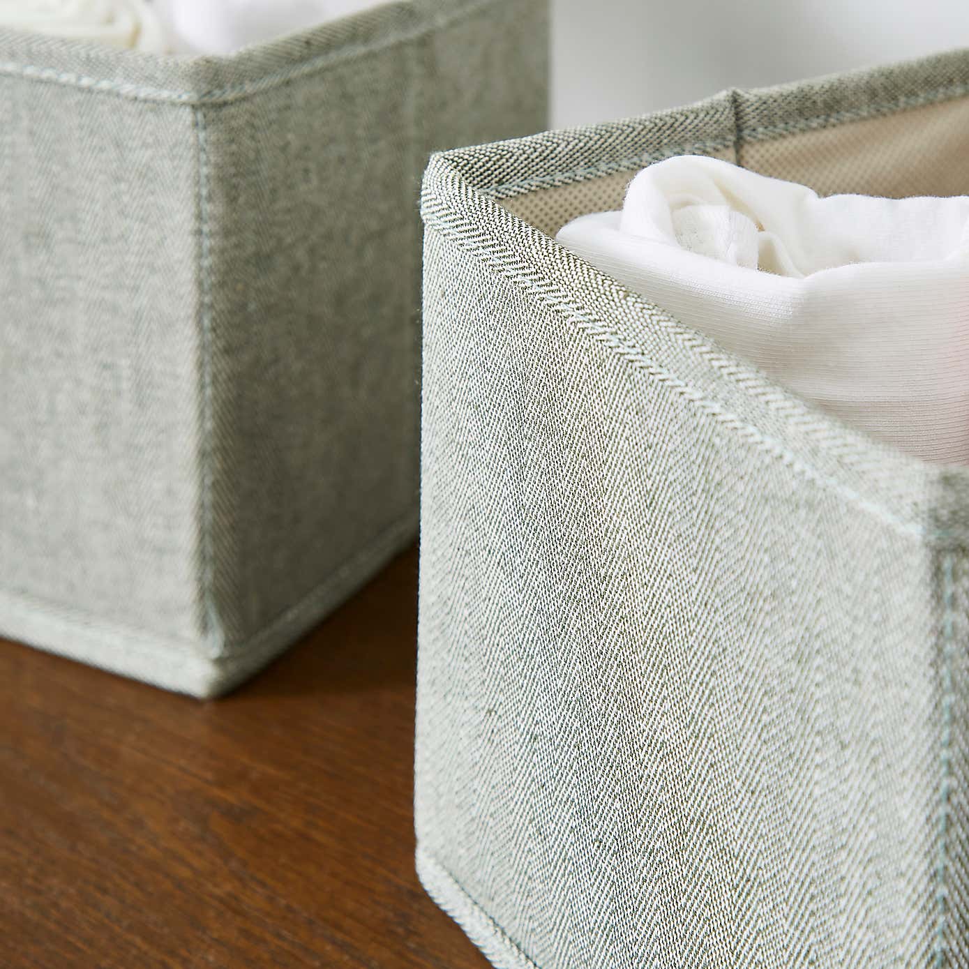 Carousel zoom image position 2 of 3