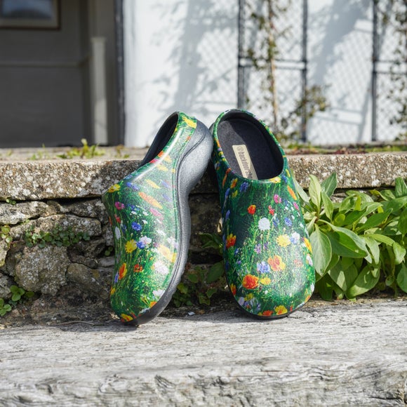 Carousel navigation image position 2 of 10