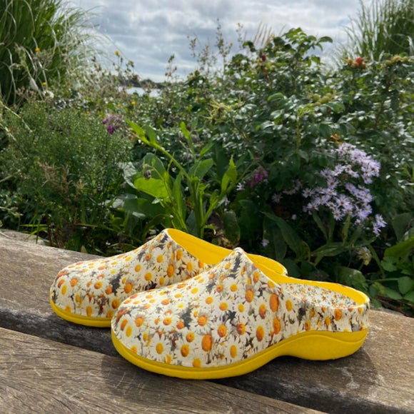 Backdoorshoes Women's Lemon Daisy Garden Clogs