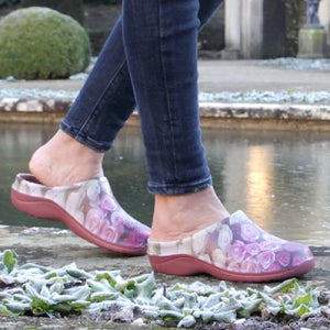 Backdoorshoes Womens Nostalgia Rose Garden Clogs