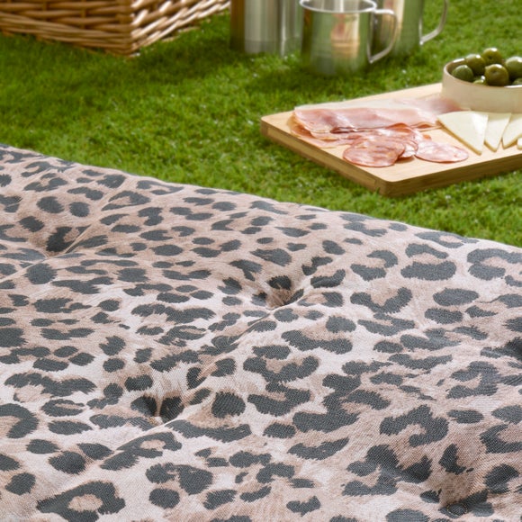 Carousel navigation image position 3 of 6