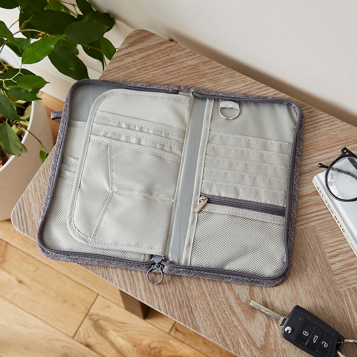 Carousel zoom image position 2 of 3