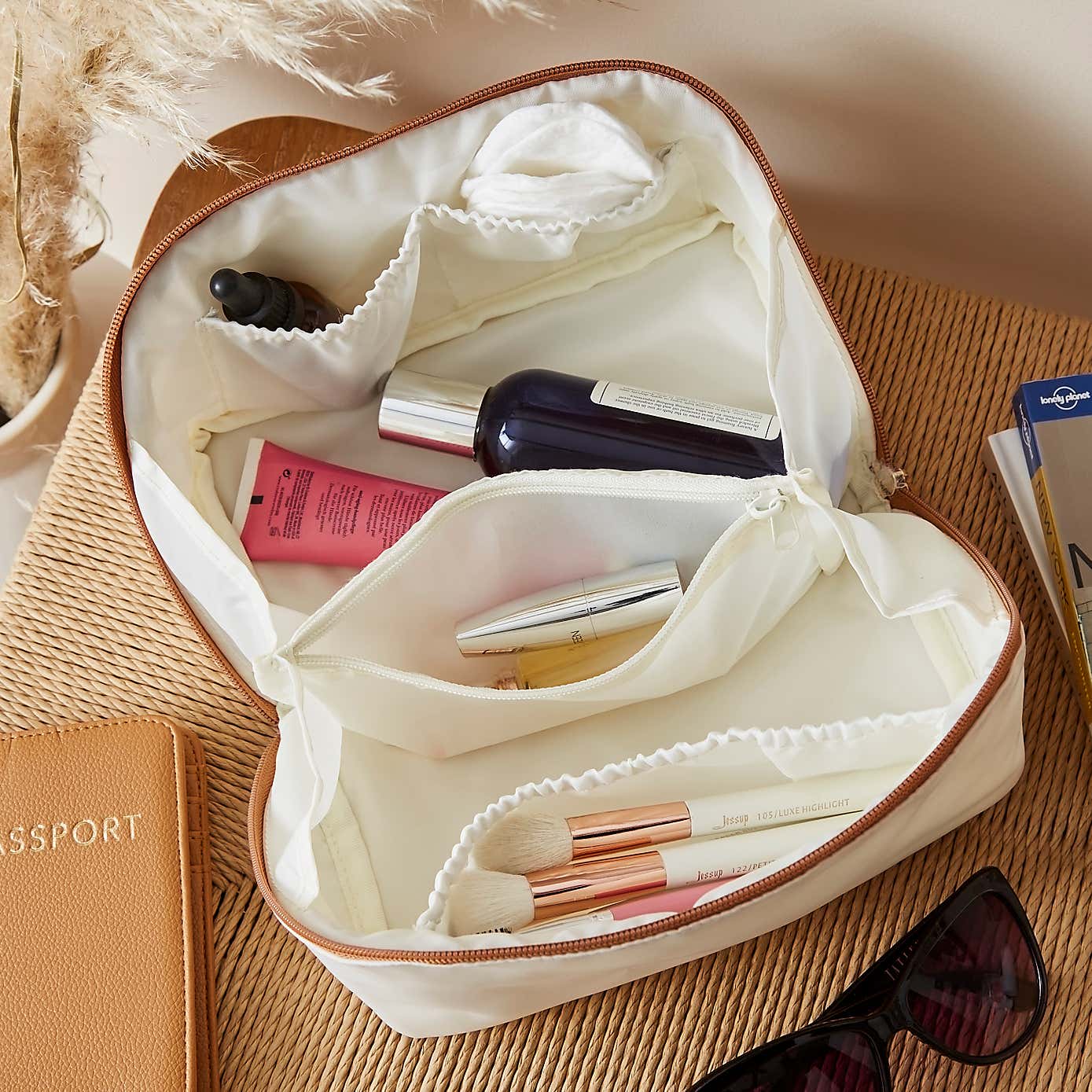 Carousel zoom image position 2 of 3