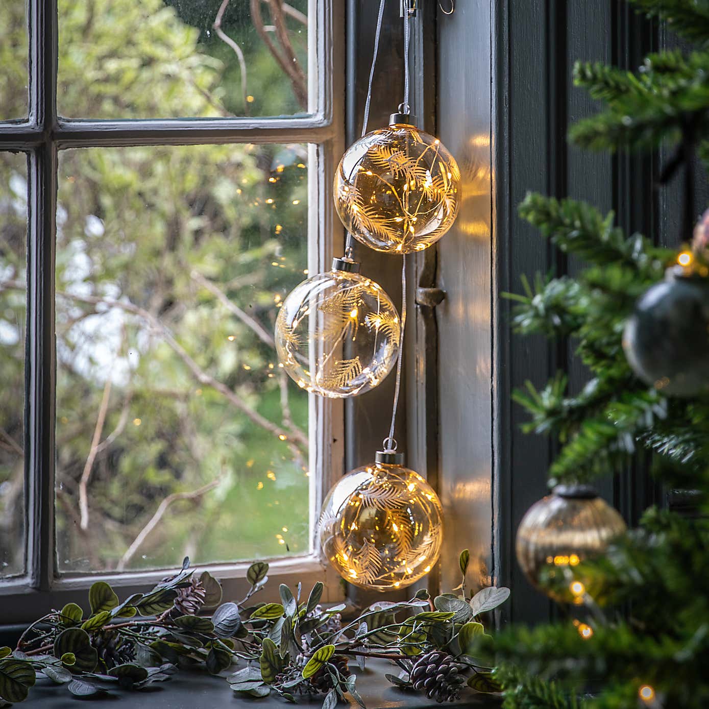 Carousel zoom image position 2 of 3