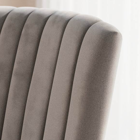 Carousel navigation image position 3 of 9