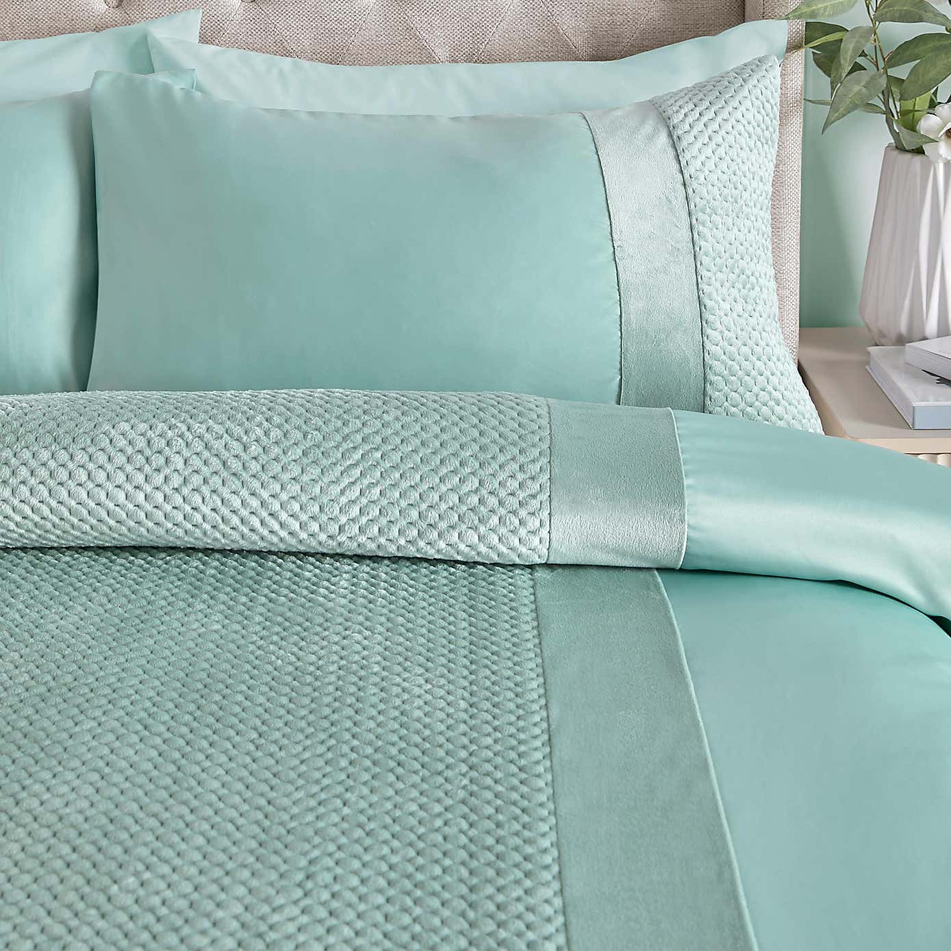 Carousel zoom image position 2 of 3