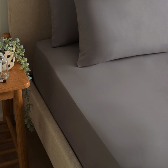 Soft and Easycare 28cm Fitted Sheet