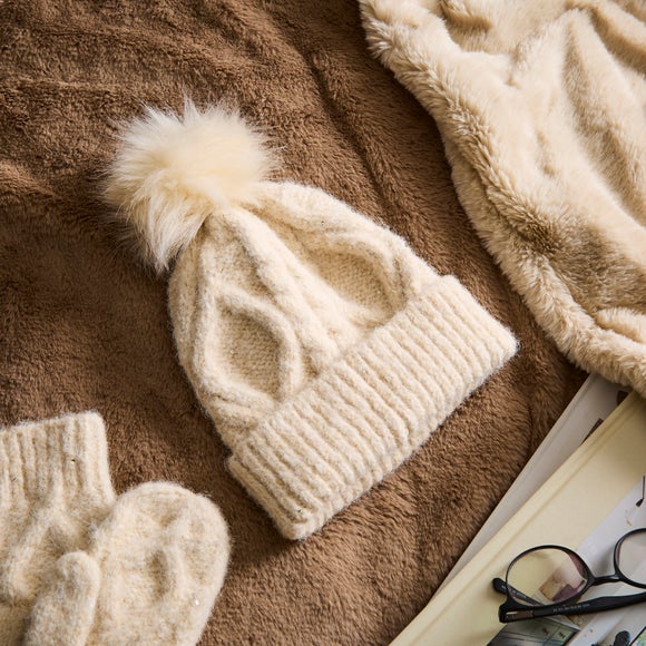 Ladies Cream Cable Hat
