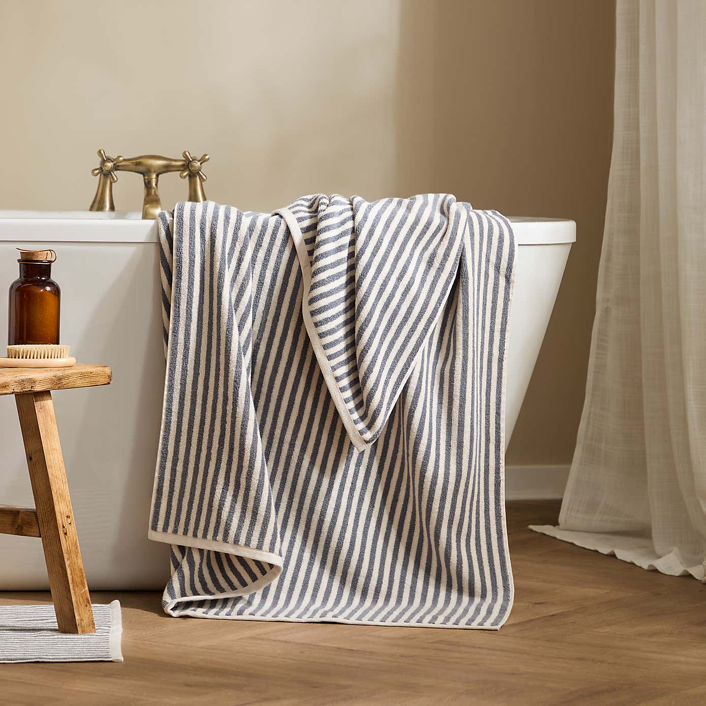 Carousel zoom image position 1 of 3