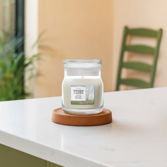 Photo 1 of Yankee Candle Clean Cotton Signature Jar Candle